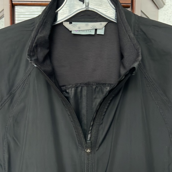 Atheleta Lightweight Running Jacket with reflective back and pockets - Picture 5 of 13